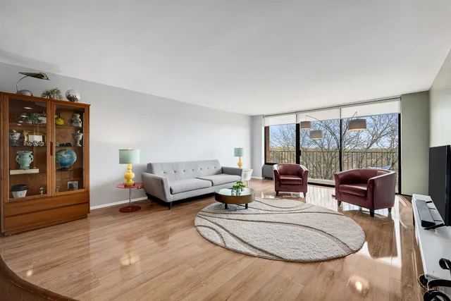 $275,000 | 2000 St Regis Drive, Unit 6B, Lombard, IL 60148