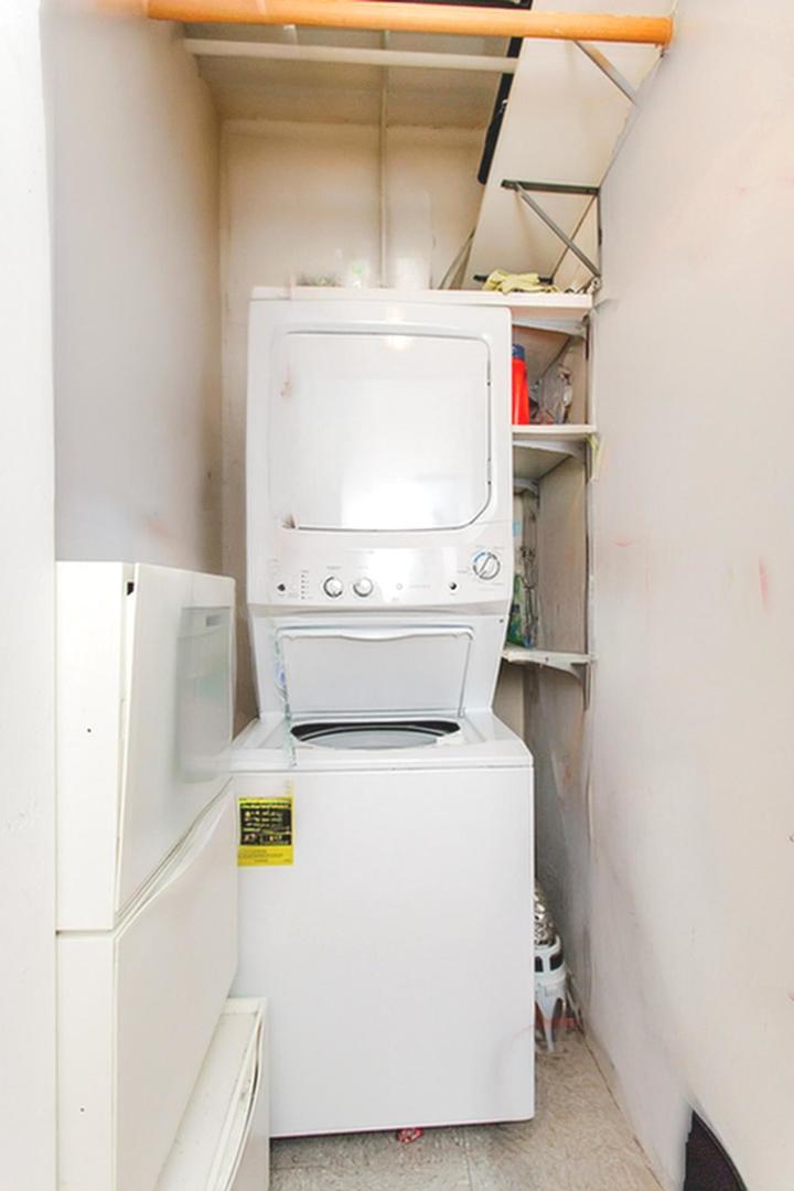500 South Clinton Street, Unit 743 Chicago, IL 60607 - Photo 13 of 16 a utility room with dryer and washer