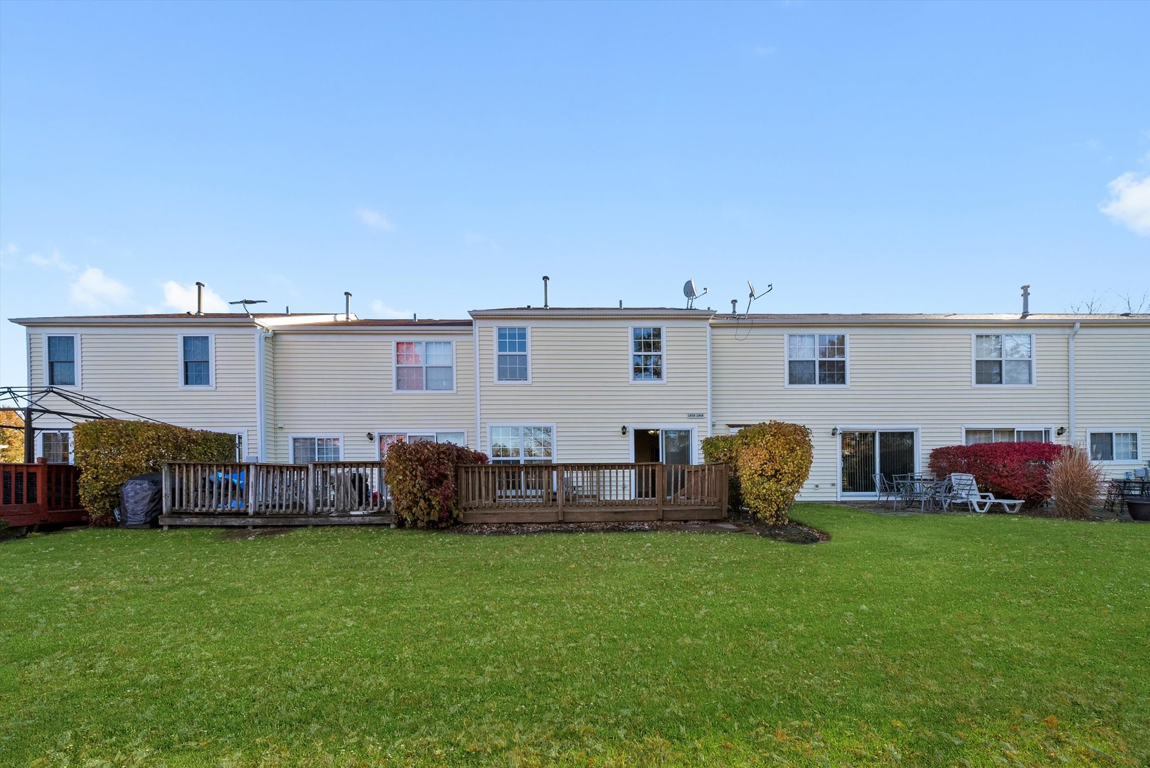 1862 Pebble Beach Circle Elgin, IL 60123 - Photo 21 of 26 a view of an house with backyard and patio