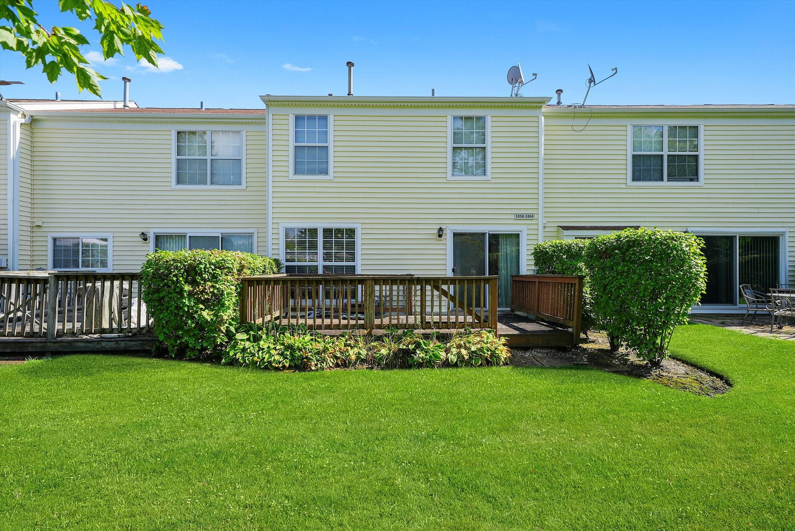 1862 Pebble Beach Circle Elgin, IL 60123 - Photo 23 of 26 a front view of a house with garden