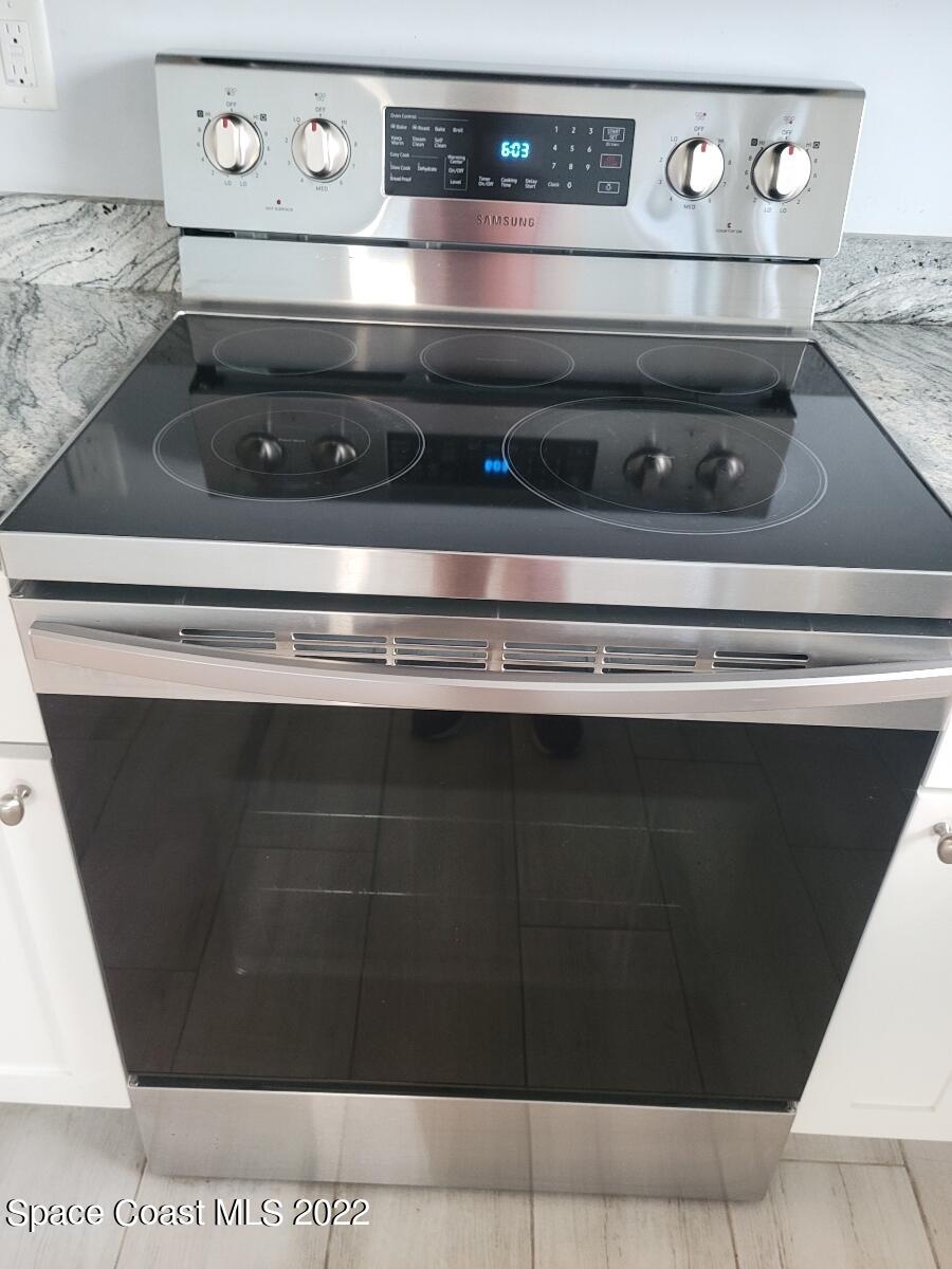 584 North Wickham Road, Unit 82 Melbourne, FL 32935 - Photo 34 of 43 a close view of stove