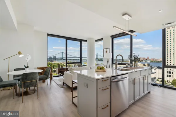 $4,667 | 1-5 Dock Street, Unit 402, Philadelphia, PA 19106