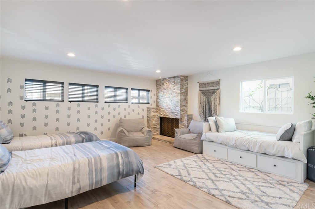 243 Walnut Street Newport Beach, CA 92663 - Photo 5 of 36