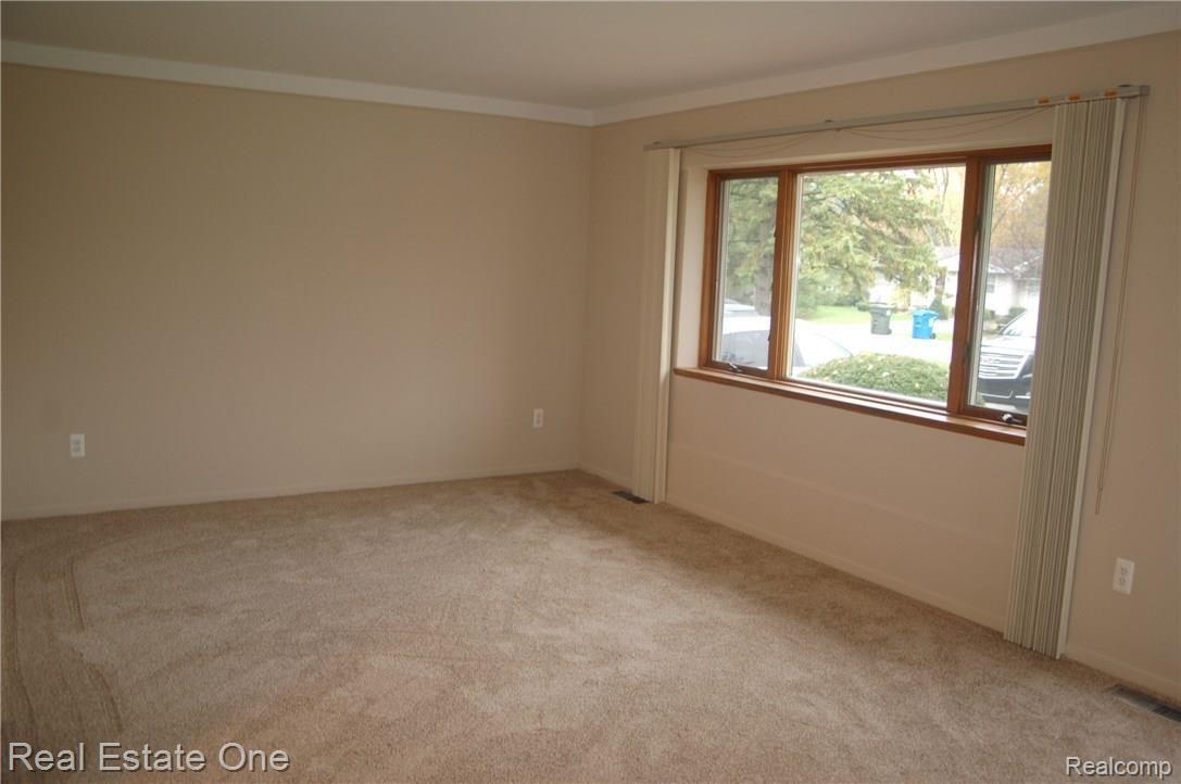 1886 Grace Avenue Rochester, MI 48309 - Photo 2 of 13 living.JPG