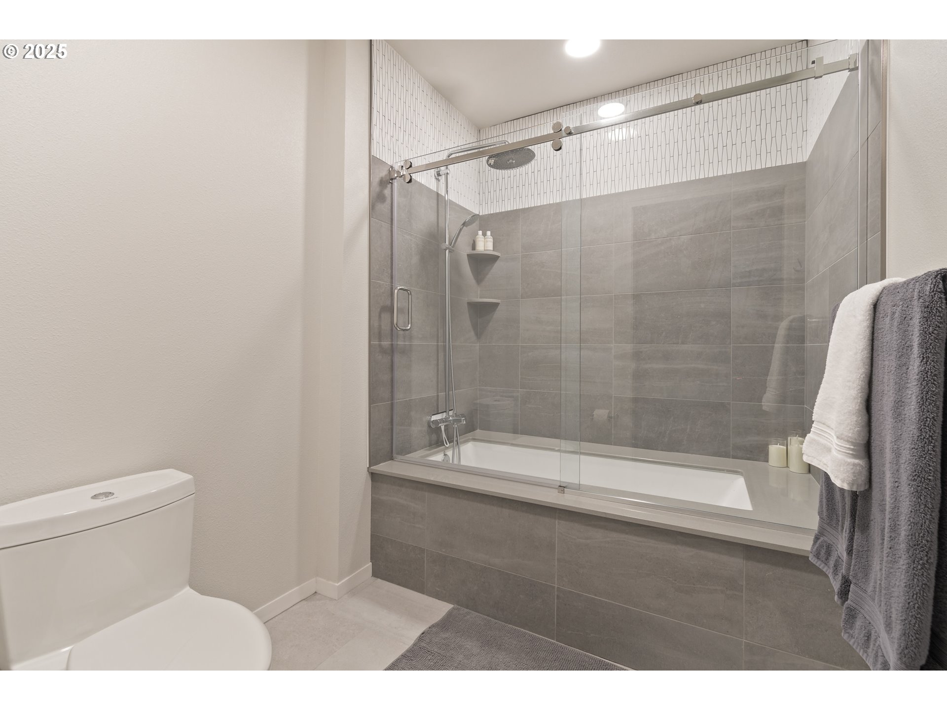 1600 Pearl Street, Unit 305 Eugene, OR 97401 - Photo 29 of 46 a bathroom with a shower and a toilet