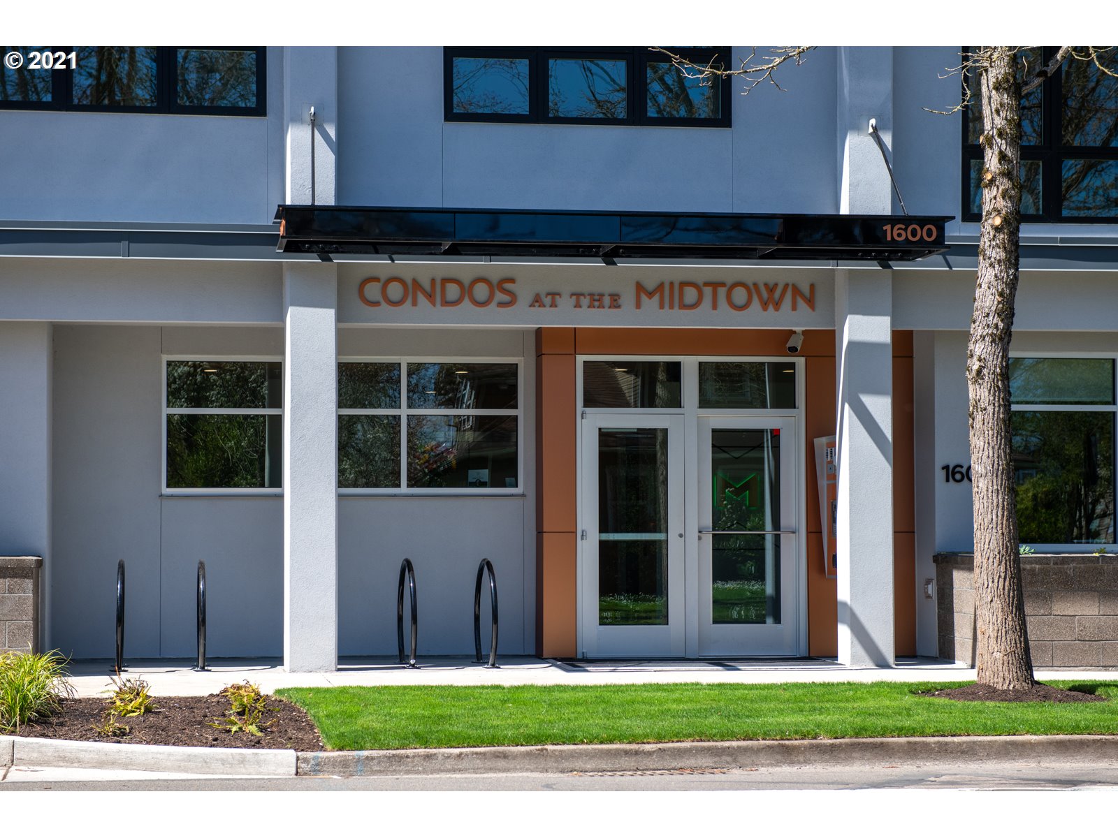 1600 Pearl Street, Unit 305 Eugene, OR 97401 - Photo 3 of 46 a front view of a house with a garden