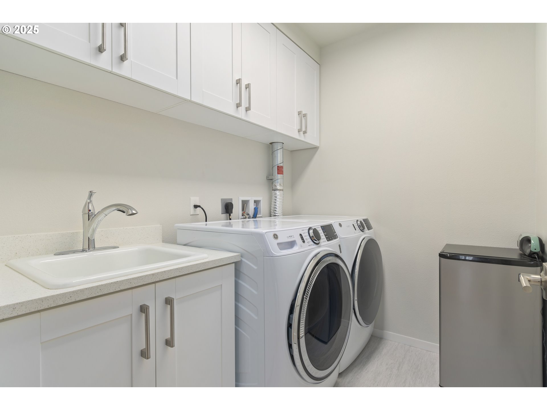 1600 Pearl Street, Unit 305 Eugene, OR 97401 - Photo 31 of 46 a utility room with dryer and washer