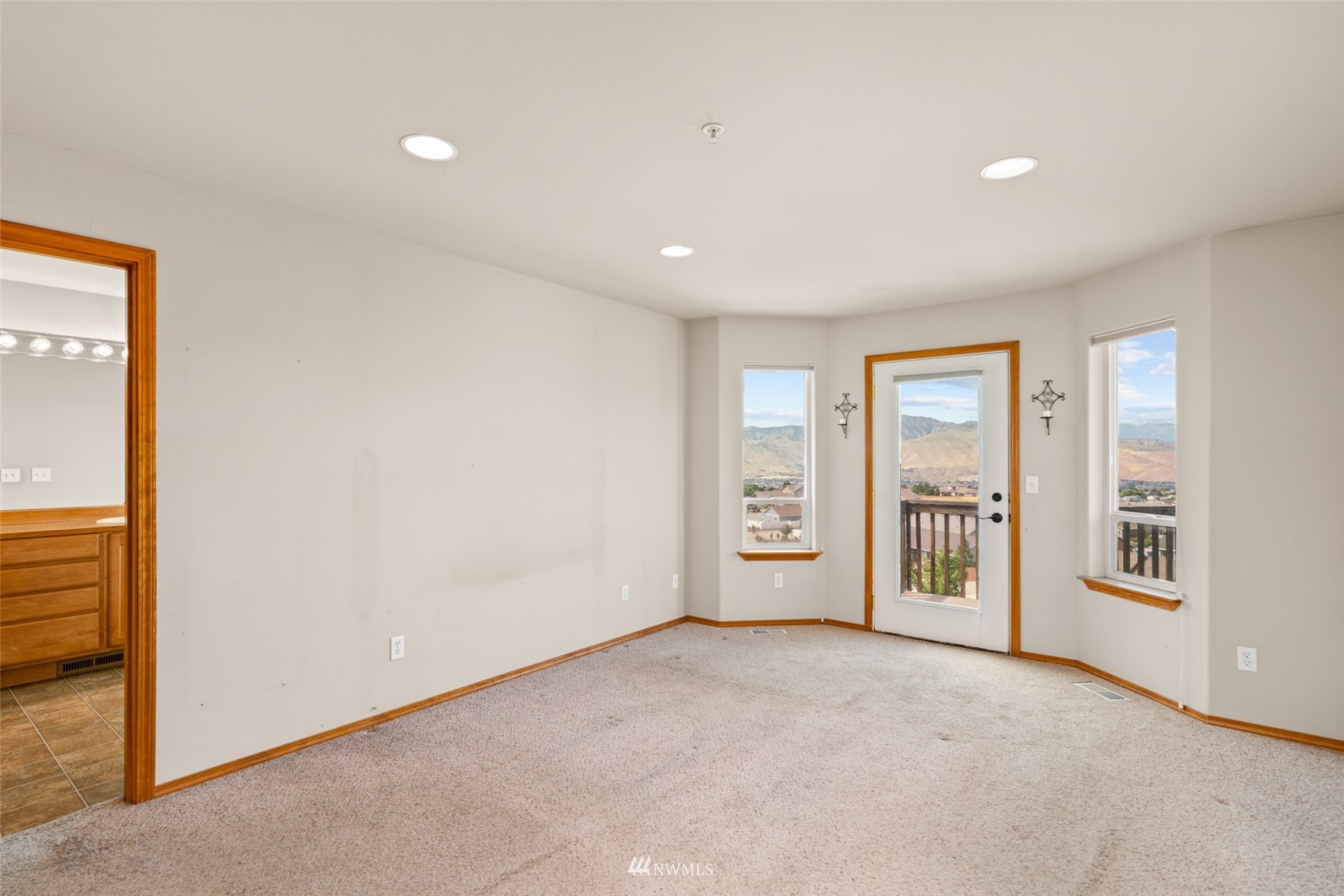 2448 Harvester Loop East Wenatchee, WA 98802 - Photo 14 of 28 a view of an empty room with a window