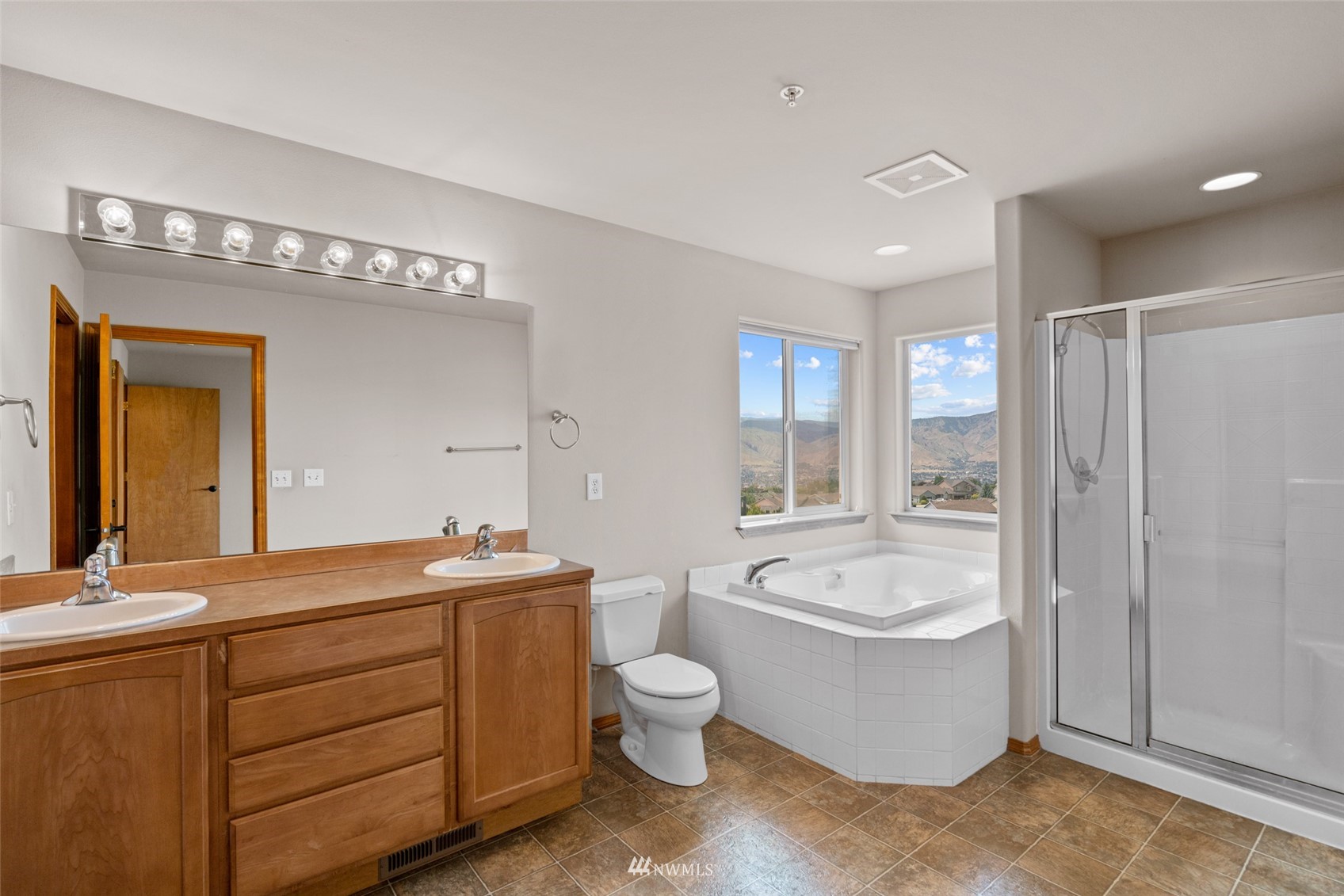 2448 Harvester Loop East Wenatchee, WA 98802 - Photo 15 of 28 a bathroom with a double vanity sink mirror and bathtub