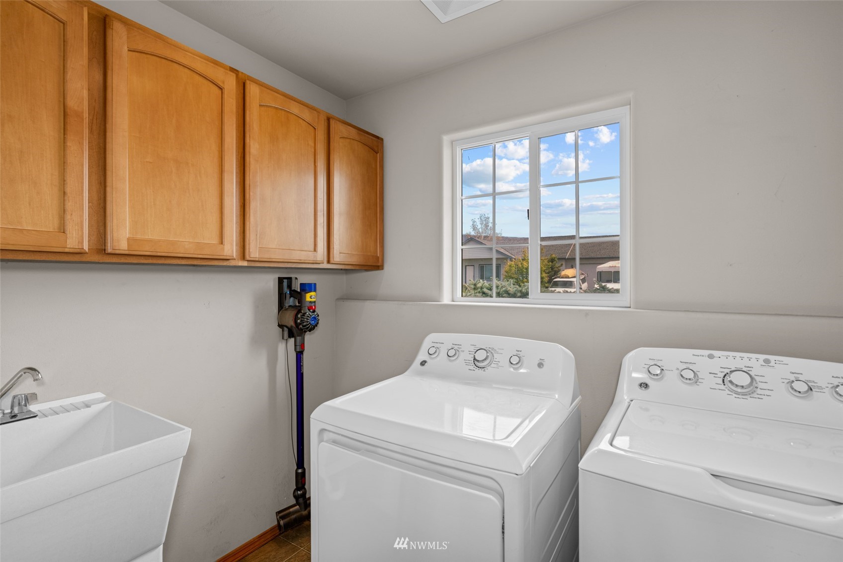 2448 Harvester Loop East Wenatchee, WA 98802 - Photo 19 of 28 a utility room with dryer and washer