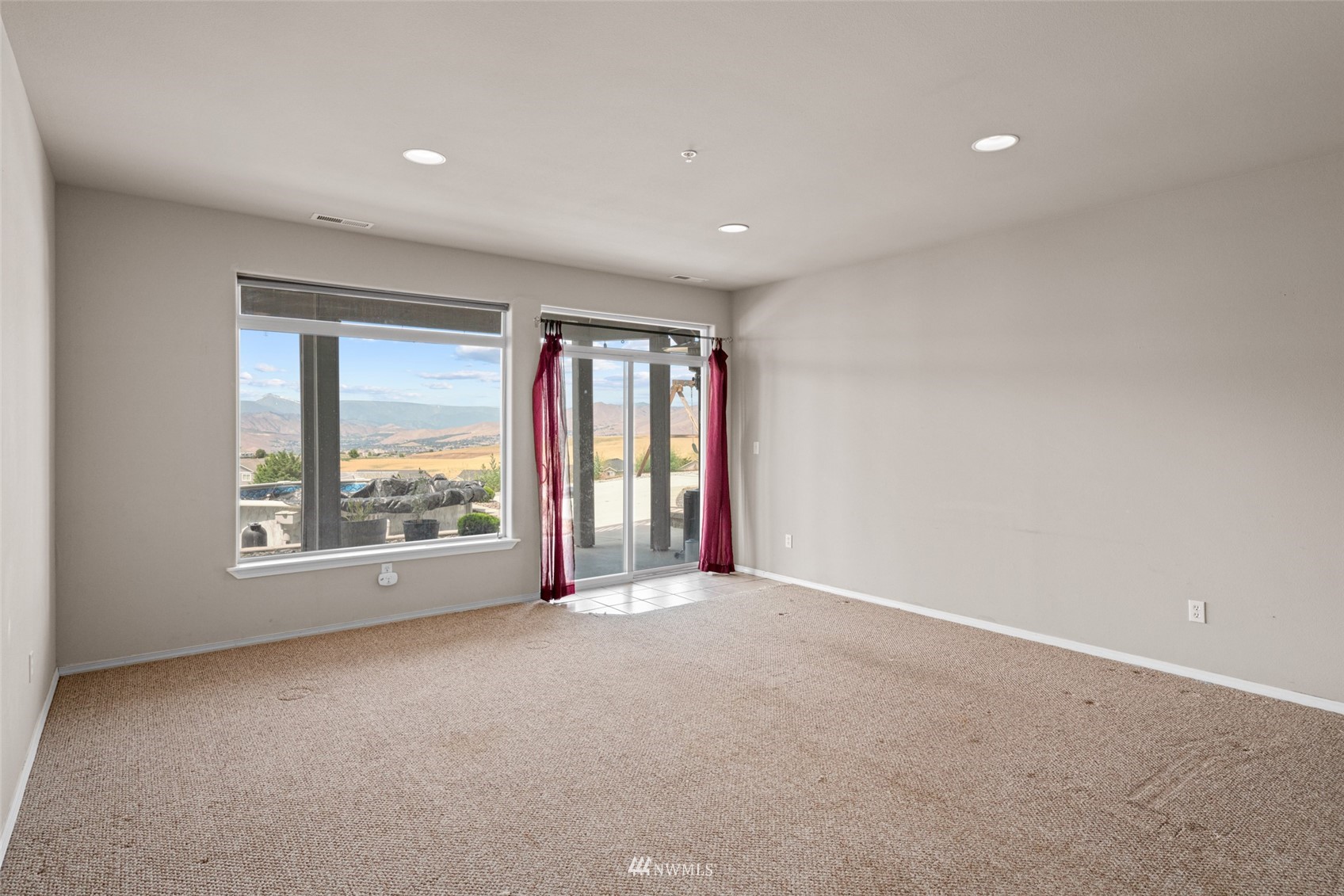 2448 Harvester Loop East Wenatchee, WA 98802 - Photo 21 of 28 an empty room with windows