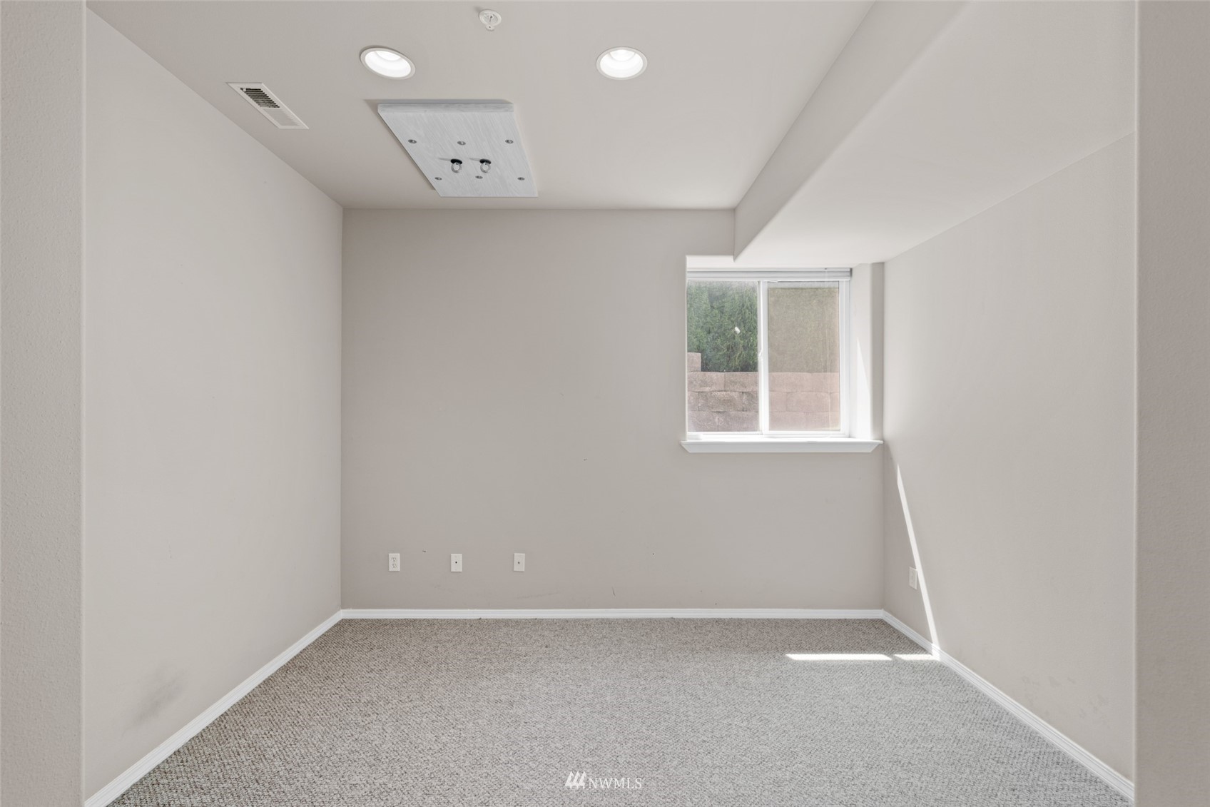 2448 Harvester Loop East Wenatchee, WA 98802 - Photo 22 of 28 an empty room with a window