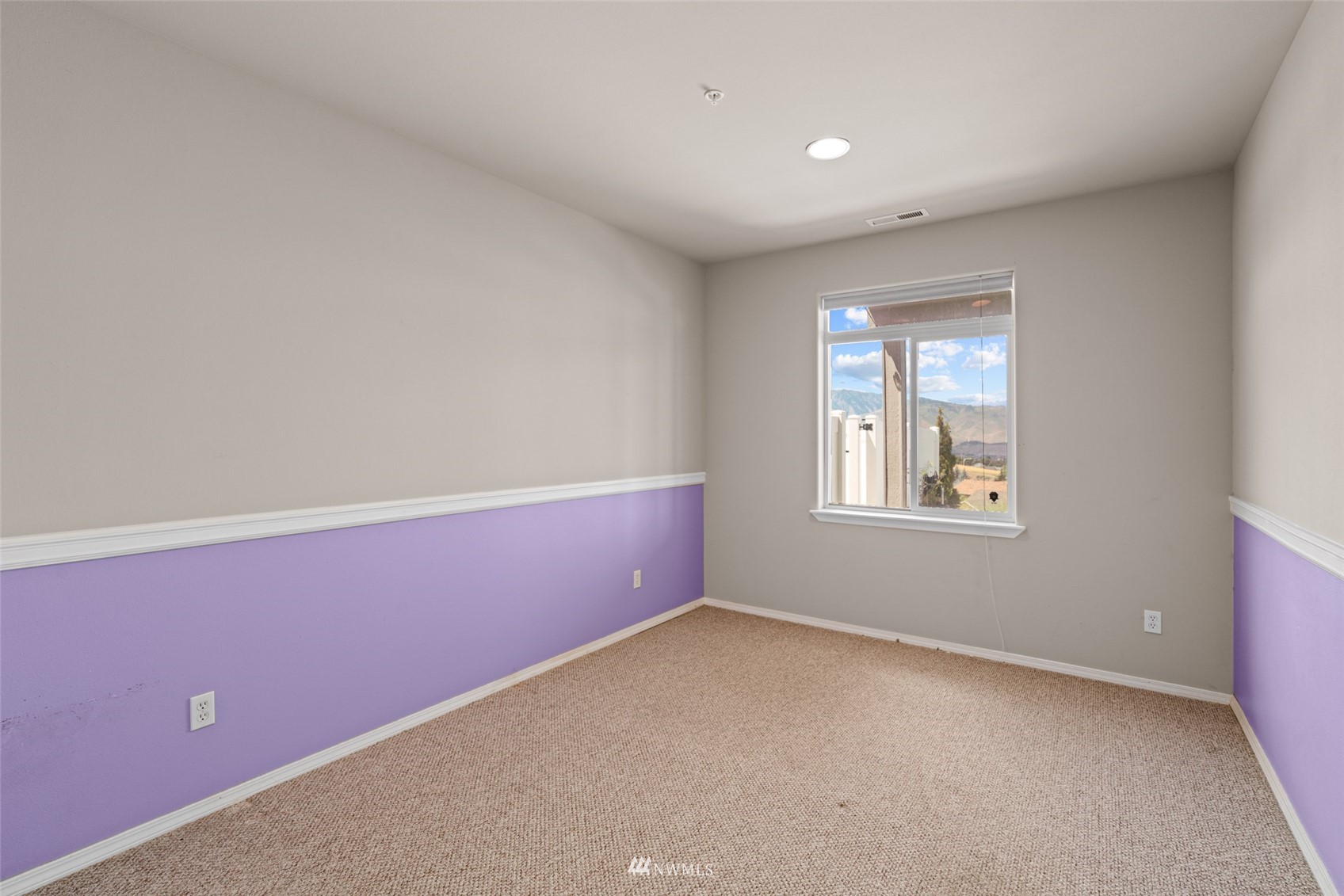 2448 Harvester Loop East Wenatchee, WA 98802 - Photo 23 of 28 an empty room with windows