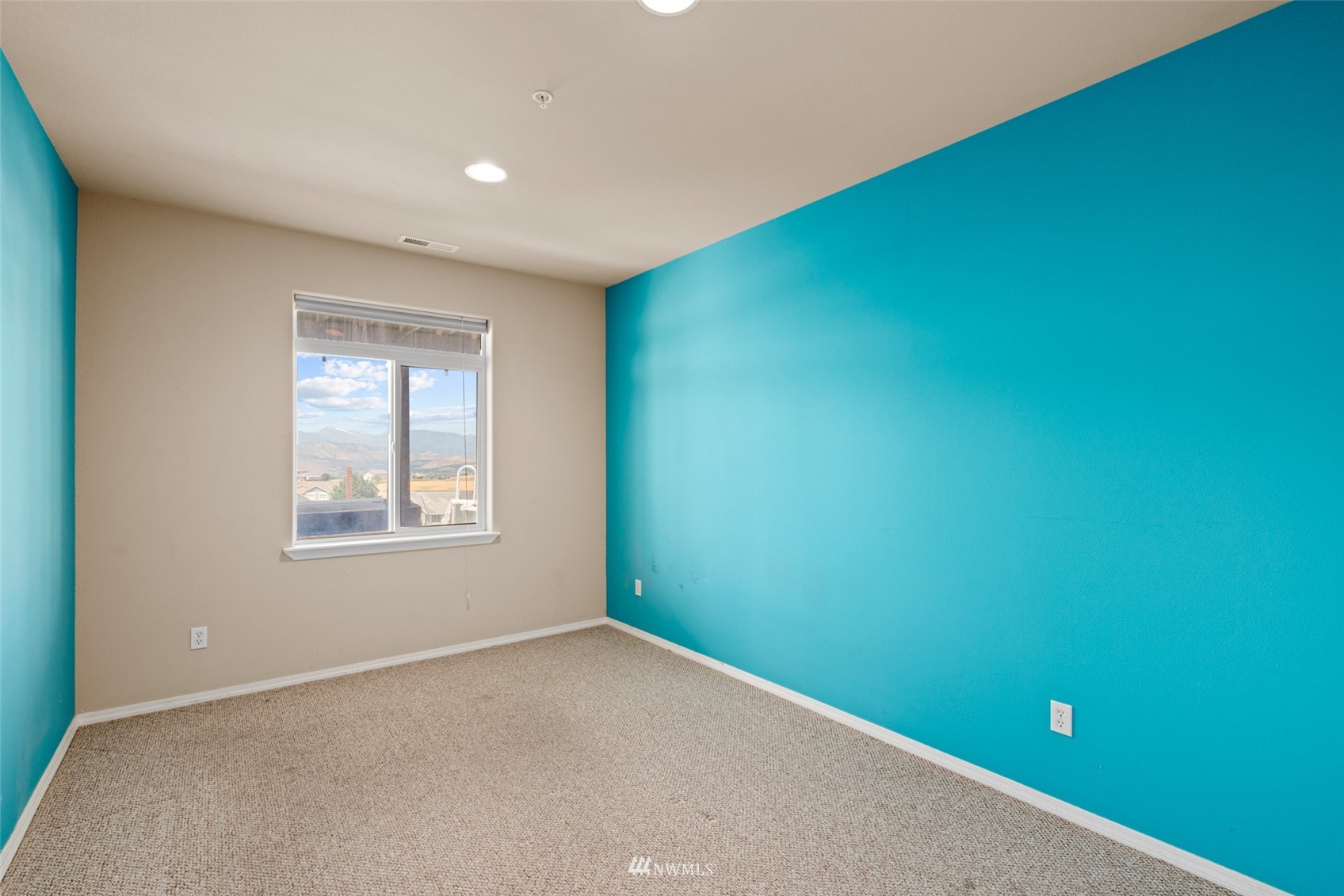 2448 Harvester Loop East Wenatchee, WA 98802 - Photo 25 of 28 an empty room with a window