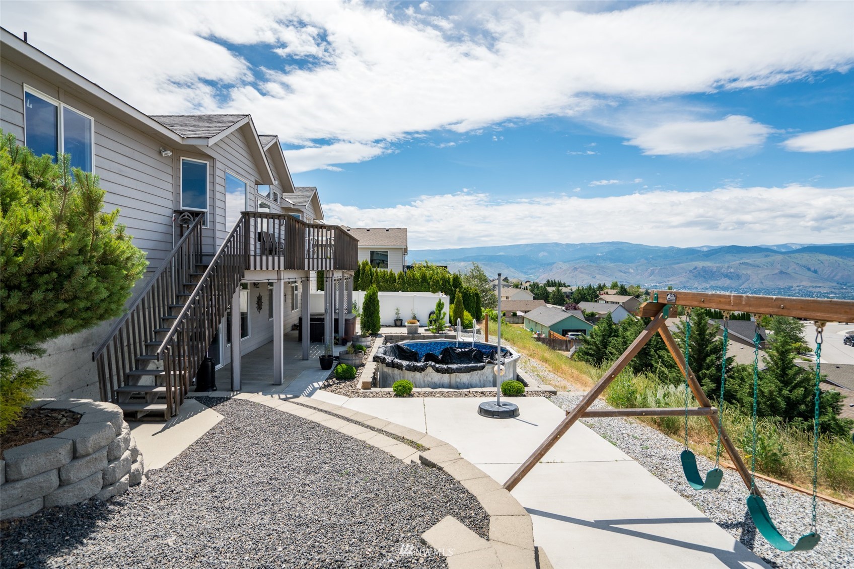 2448 Harvester Loop East Wenatchee, WA 98802 - Photo 26 of 28 a terrace view with sitting space and garden view