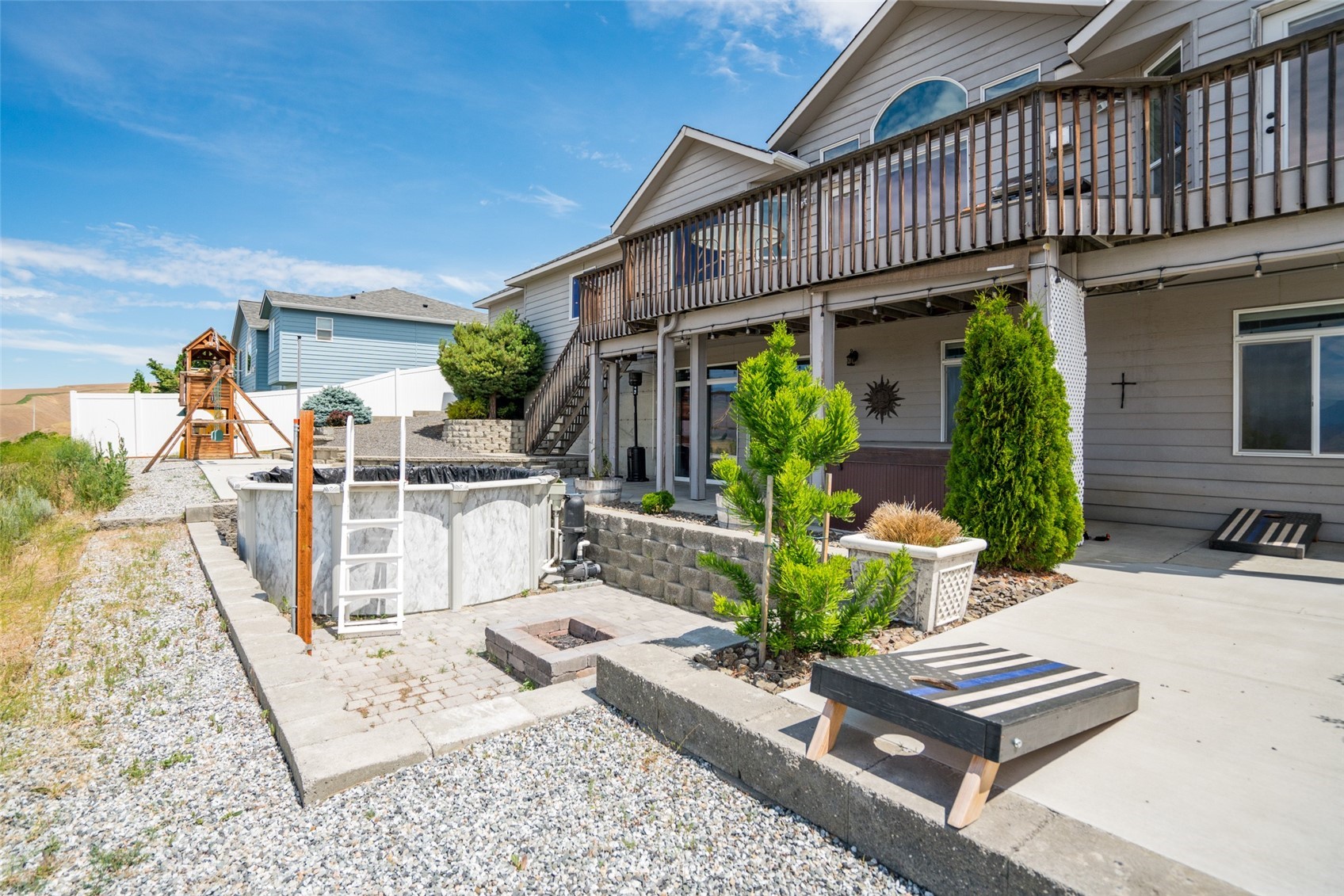 2448 Harvester Loop East Wenatchee, WA 98802 - Photo 27 of 28 a view of an chairs and tables in the patio