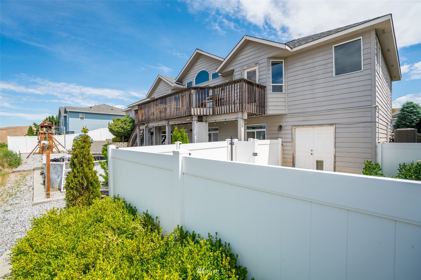 2448 Harvester Loop East Wenatchee, WA 98802 - Photo 28 of 28 front view of a house with a yard