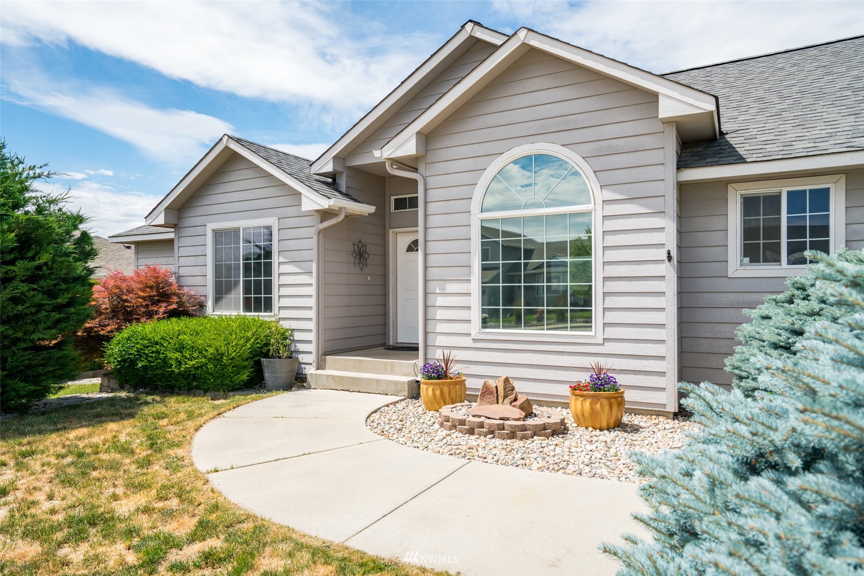 2448 Harvester Loop East Wenatchee, WA 98802 - Photo 3 of 28 a front view of a house with a yard