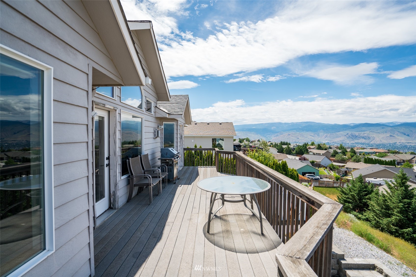 2448 Harvester Loop East Wenatchee, WA 98802 - Photo 7 of 28 a view of a balcony with furniture