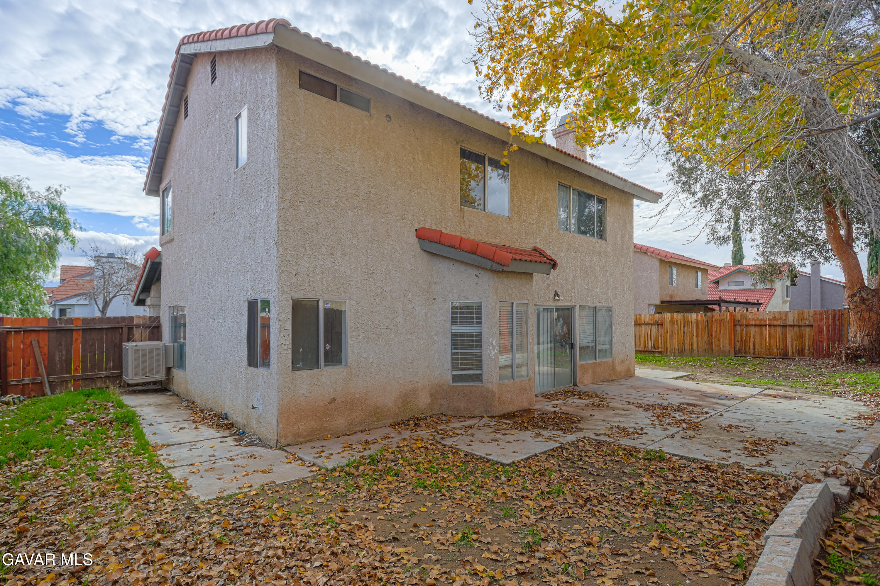 5217 East Ave R 4 Palmdale, CA 93552 - Photo 28 of 33 a backyard of a house