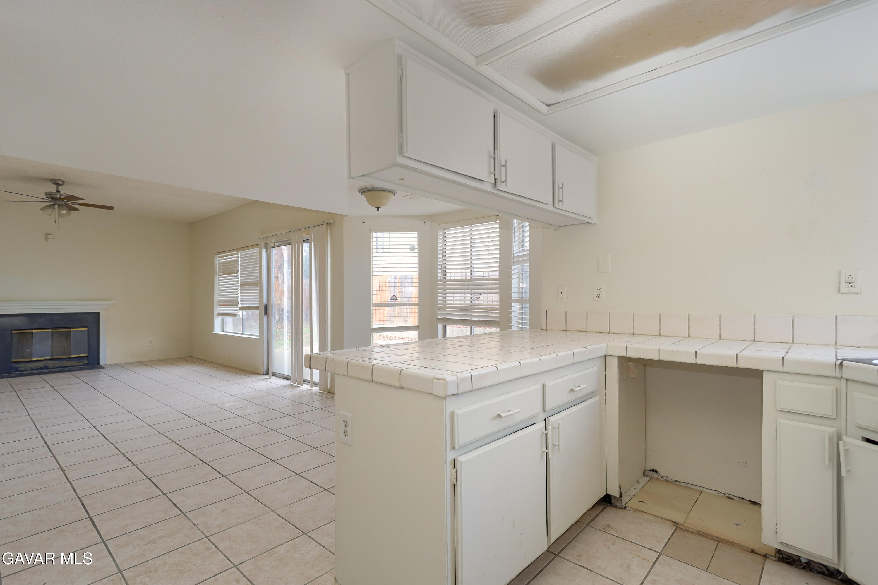 5217 East Ave R 4 Palmdale, CA 93552 - Photo 6 of 33 a view of a kitchen with electric appliances