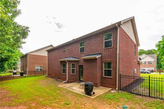 a front view of house with yard
