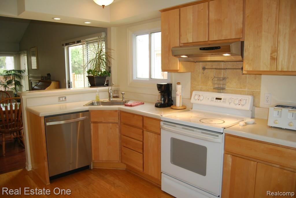 457 Farmridge Court Rochester, MI 48307 - Photo 4 of 18 Kitchen view #1