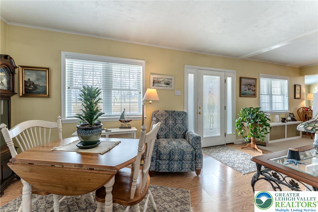 181 Springhouse Road Lehighton, PA 18235 - Photo 27 of 71 a living room with furniture and a potted plant