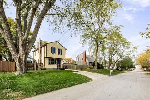 $575,000 | 66 Islington Avenue, Portsmouth, RI 02871