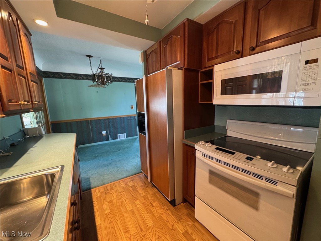 725 Pendley Road Willowick, OH 44095 - Photo 8 of 36 Kitchen with appliances