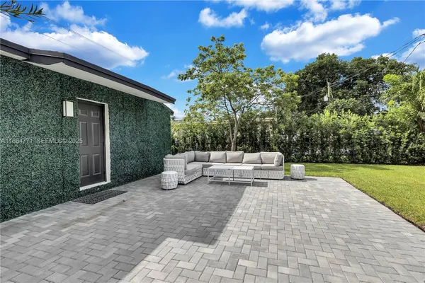 a view of a back yard