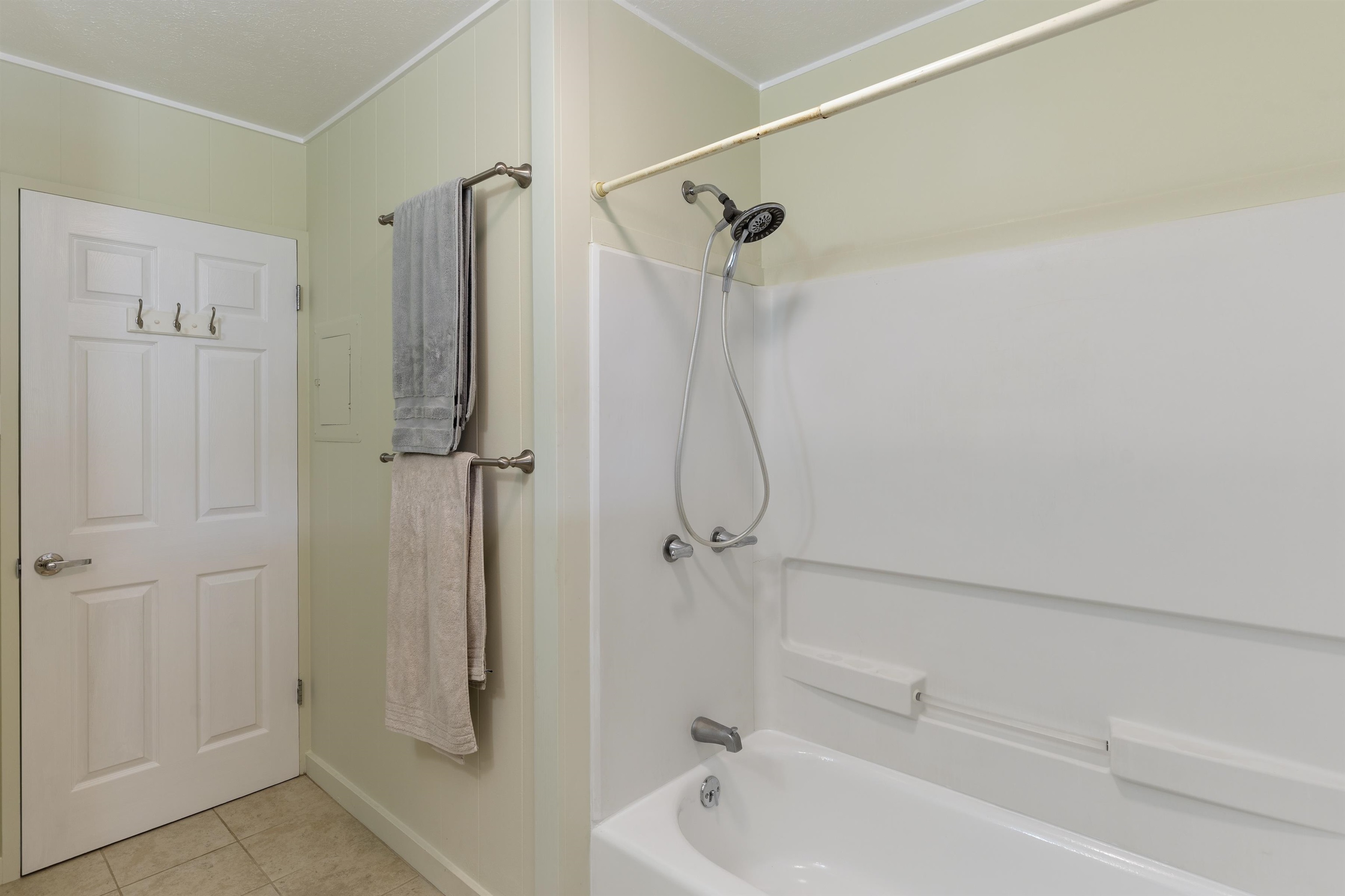27 Maha Road, Unit 7 Makawao, HI 96768 - Photo 15 of 21 a bathroom with a bath tub with a shower
