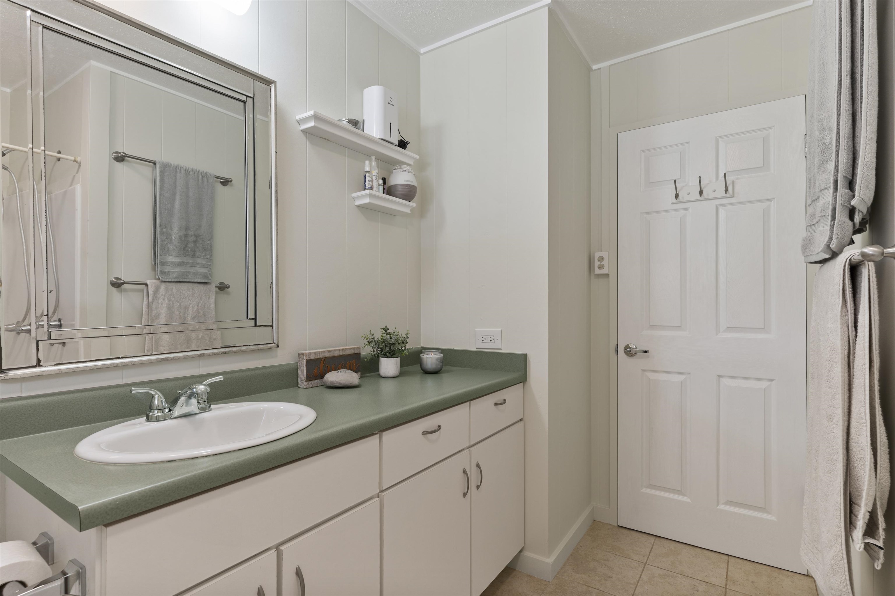 27 Maha Road, Unit 7 Makawao, HI 96768 - Photo 16 of 21 a bathroom with a sink and a mirror