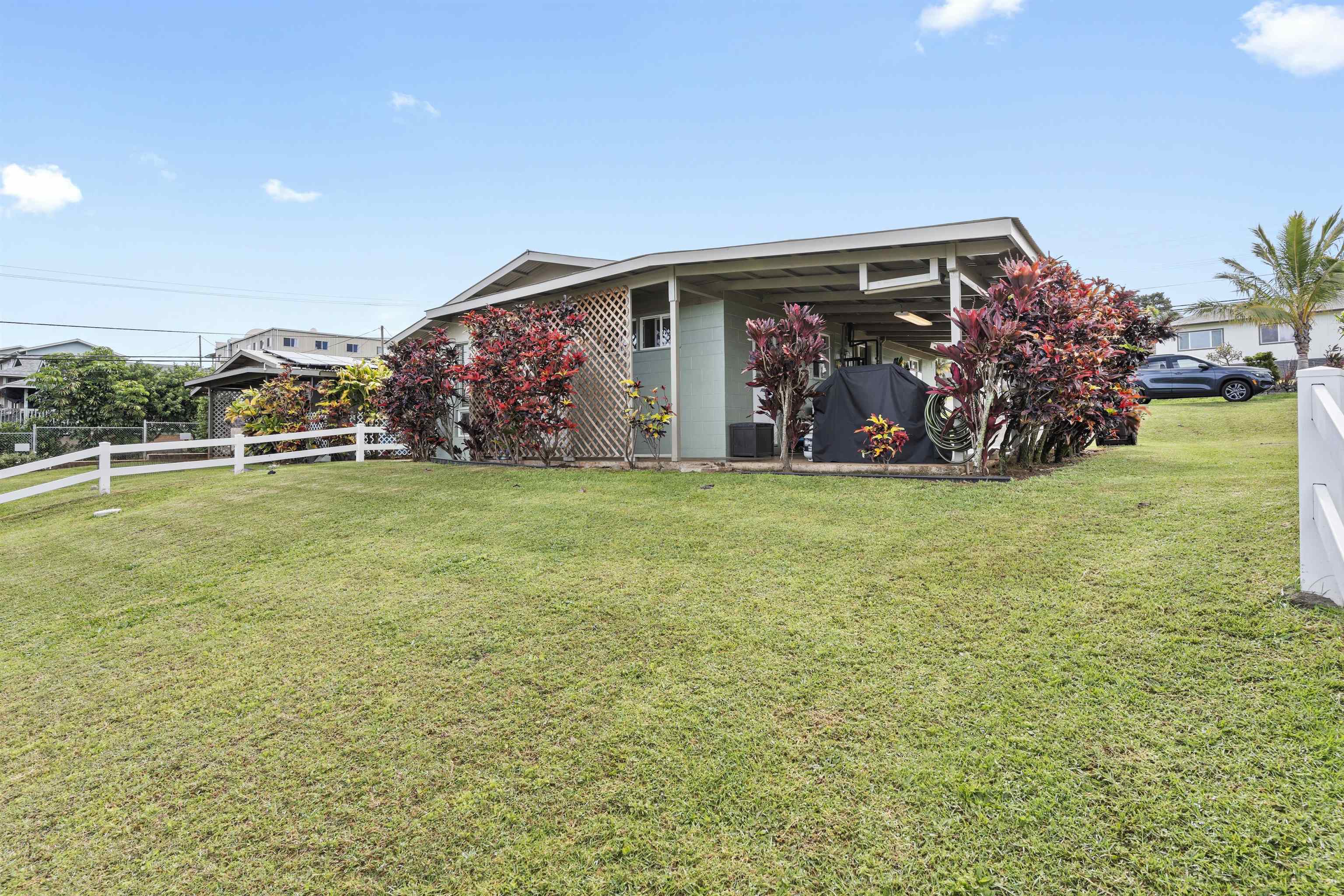 27 Maha Road, Unit 7 Makawao, HI 96768 - Photo 19 of 21 a view of a garage