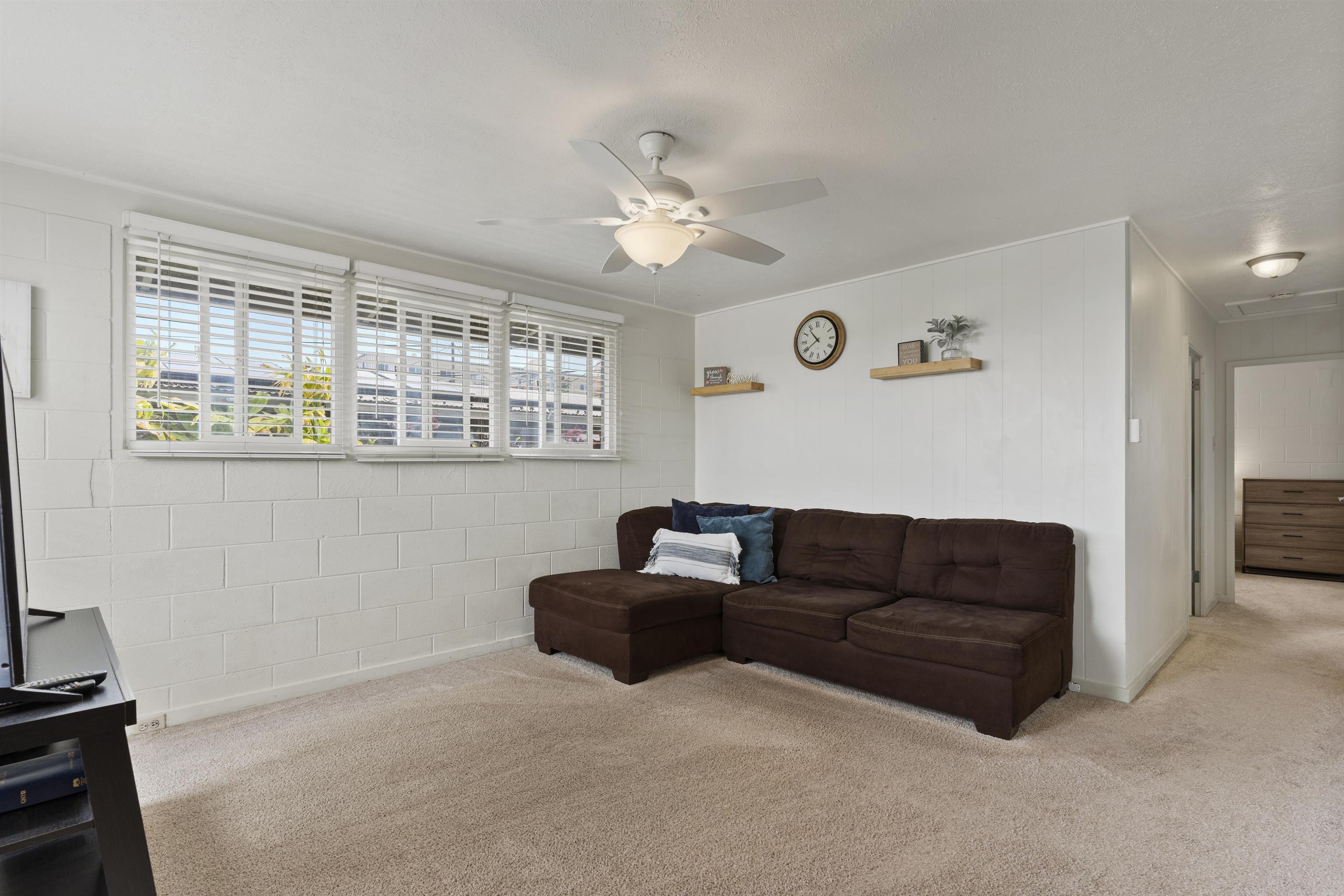 27 Maha Road, Unit 7 Makawao, HI 96768 - Photo 4 of 21 a living room with furniture and a window