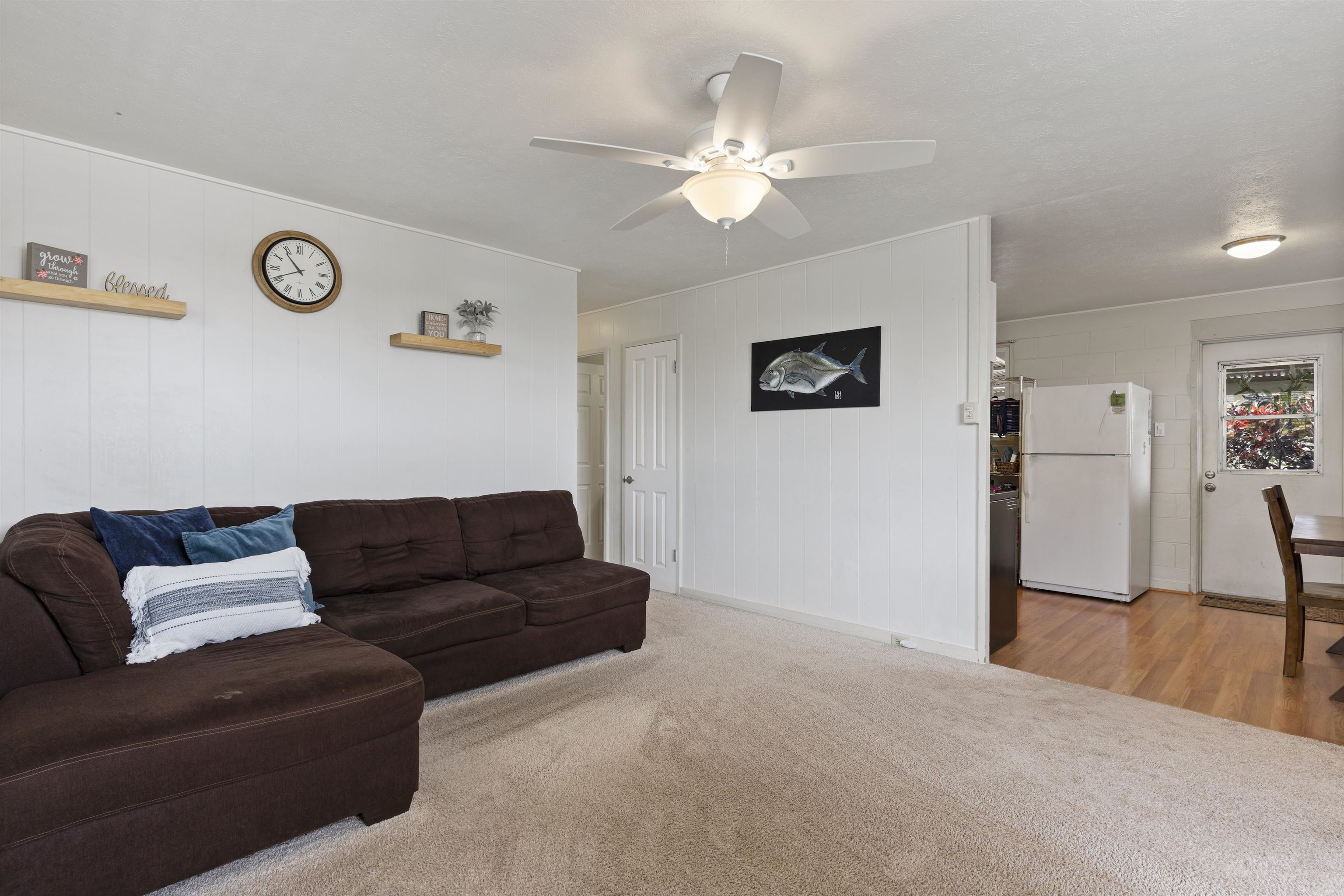 27 Maha Road, Unit 7 Makawao, HI 96768 - Photo 5 of 21 a living room with furniture and a chandelier