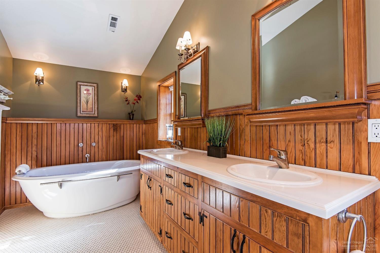 17350 Spring River Road Bend, OR 97707 - Photo 12 of 19 Deep soaking tub is the ideal place to r