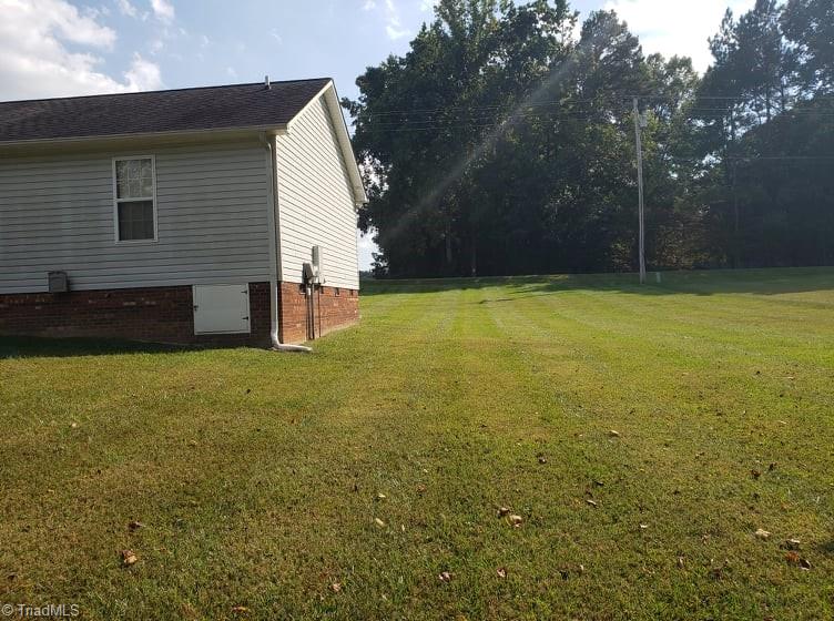 475 Ward Curry Road Lexington, NC 27292 - Photo 9 of 20 Large side yard to entertain