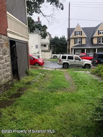 a view of a house with backyard