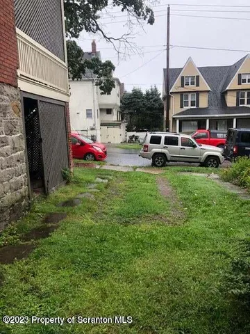 a view of a house with backyard