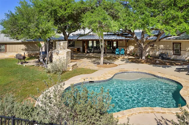a view of a house with backyard and sitting area