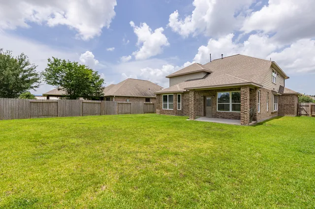 a view of a house with a backyard