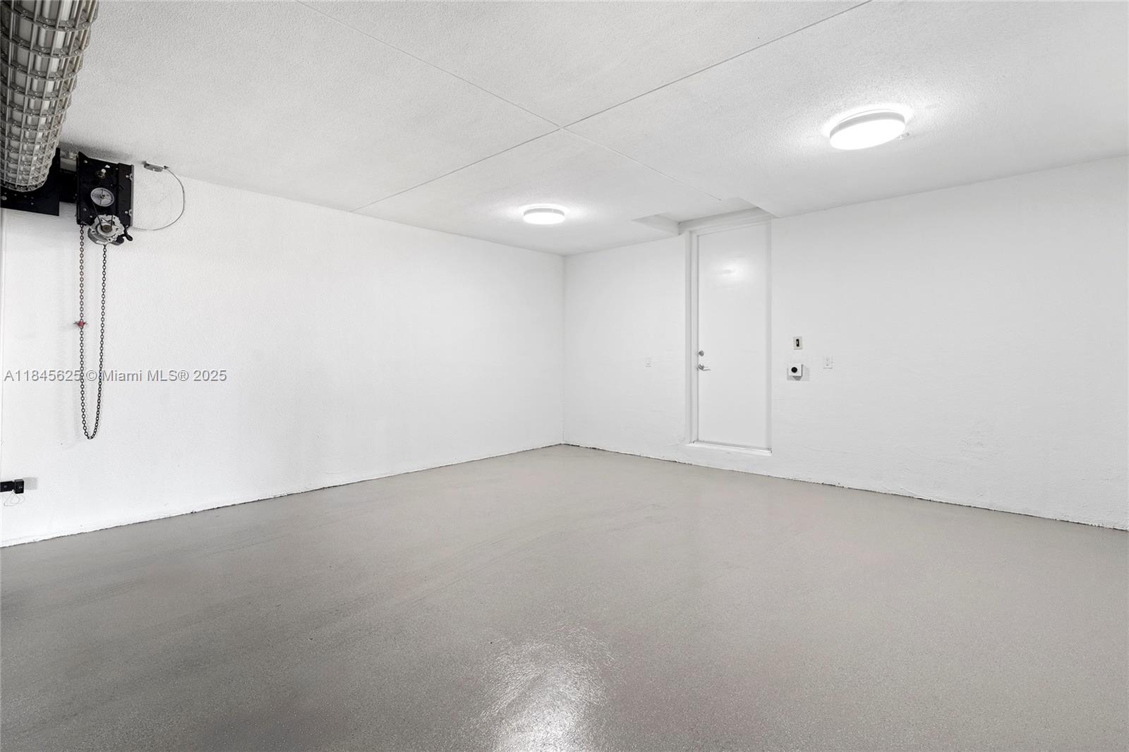 811 Southeast 12th Court Fort Lauderdale, FL 33316 - Photo 13 of 18 a view of an empty room