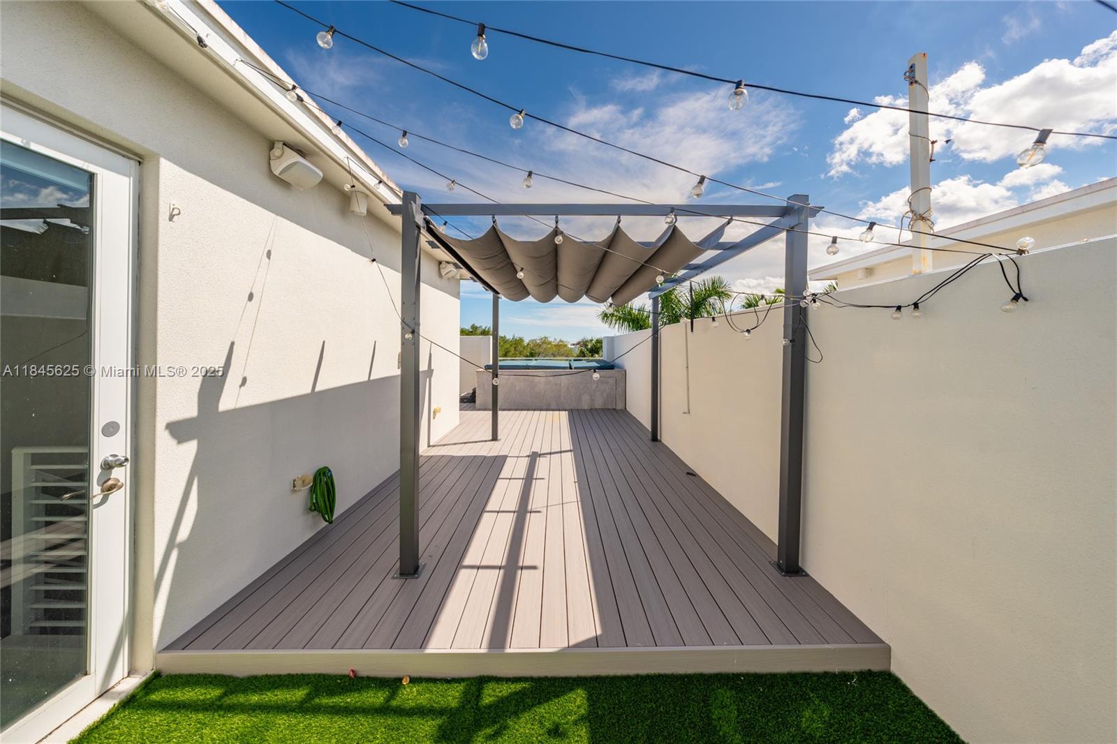 811 Southeast 12th Court Fort Lauderdale, FL 33316 - Photo 15 of 18 a view of outdoor space