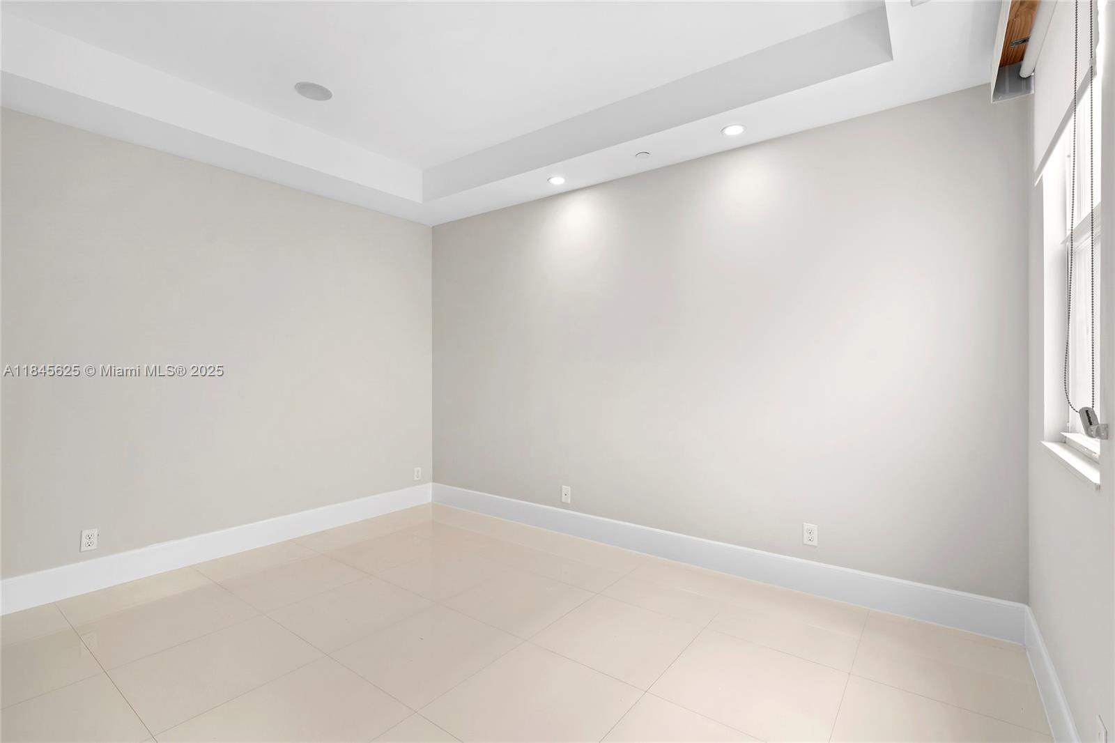 811 Southeast 12th Court Fort Lauderdale, FL 33316 - Photo 9 of 18 a view of an empty room