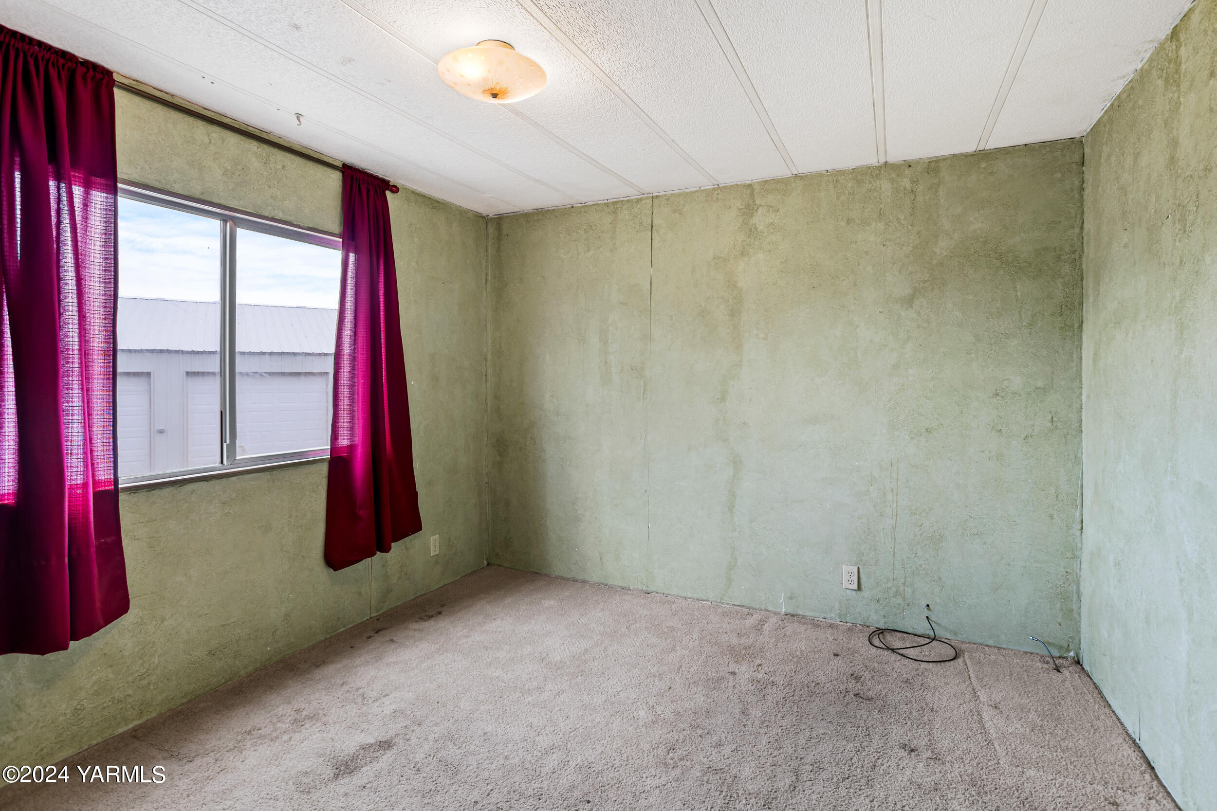 15360 Fisk Road Yakima, WA 98908 - Photo 18 of 36 a view of a room with a flat screen tv
