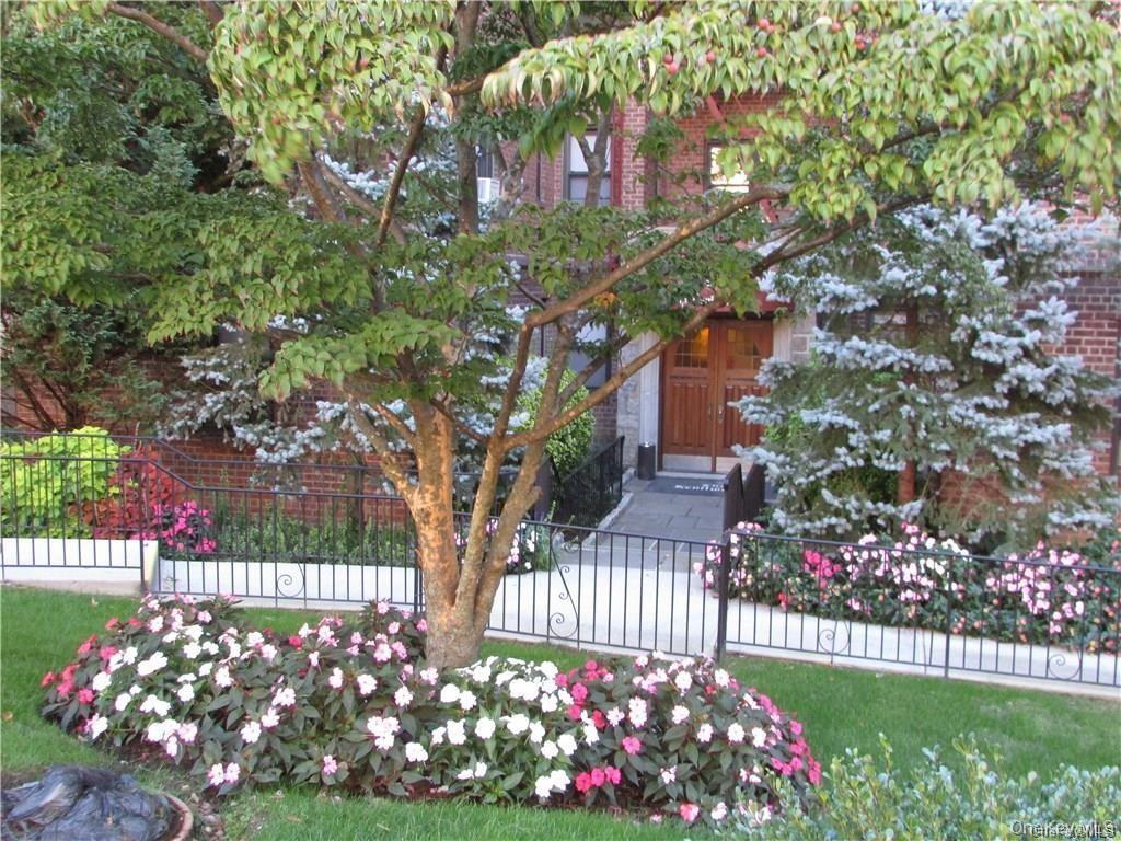 142 Garth Road, Unit 1P Scarsdale, NY 10583 - Photo 3 of 22 a view of a flower garden