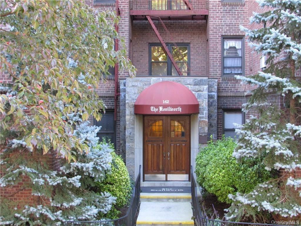 142 Garth Road, Unit 1P Scarsdale, NY 10583 - Photo 4 of 22 a front view of a house with yard