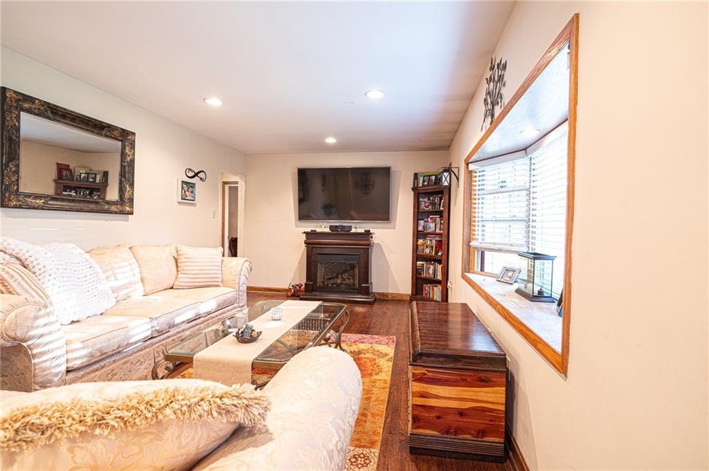 2093 Forest Grove Road Coraopolis, PA 15108 - Photo 4 of 17 Gallery Image 4