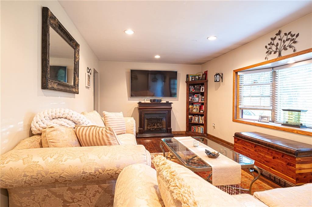 2093 Forest Grove Road Coraopolis, PA 15108 - Photo 5 of 17 Gallery Image 5